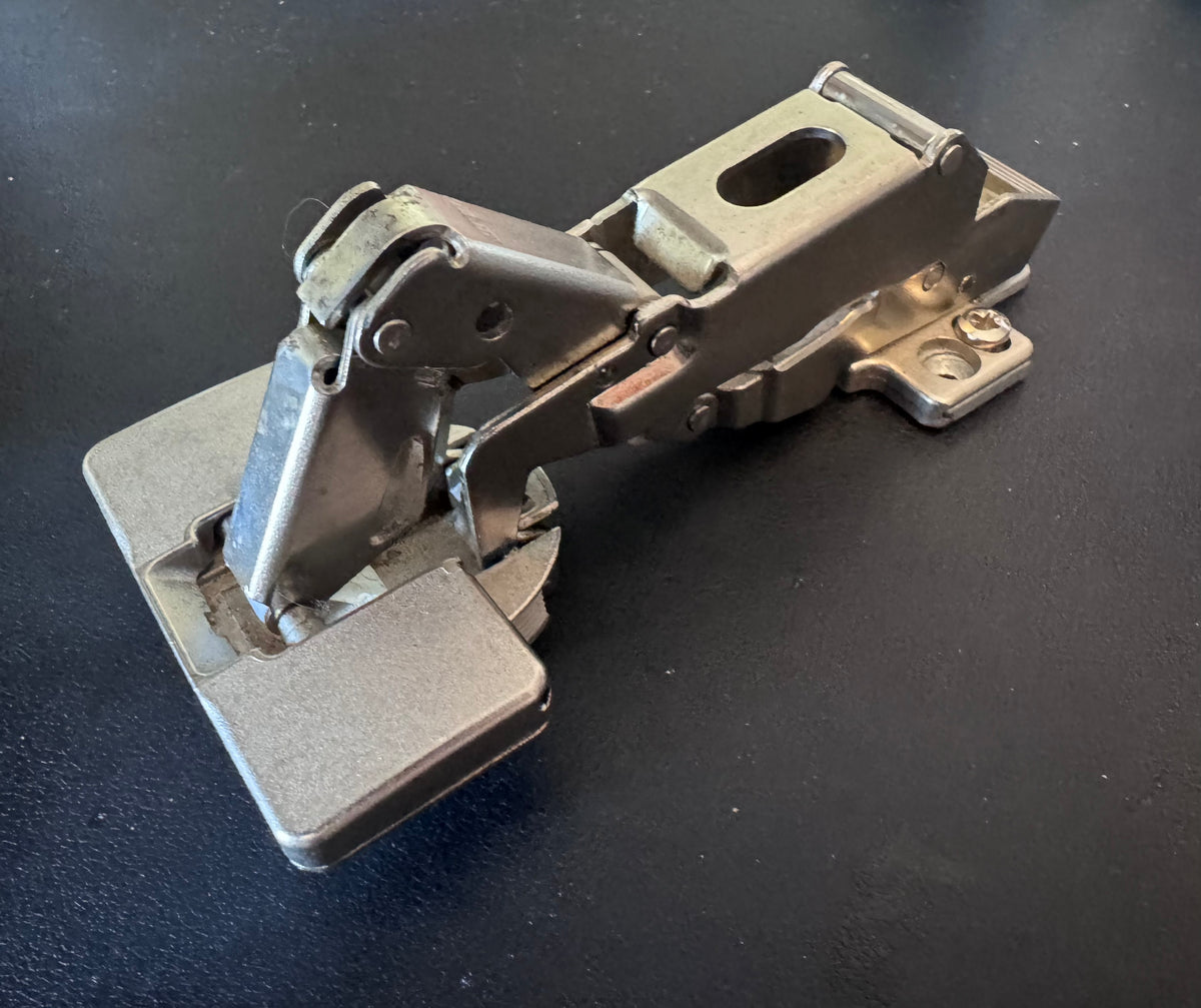 Blum 170 degree hinge #70.654-01 with baseplate