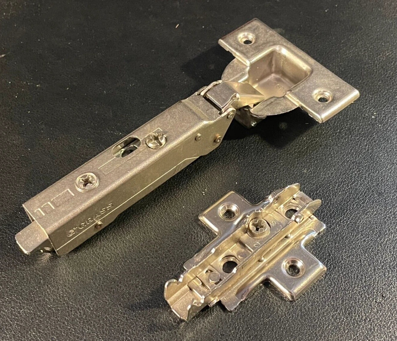 Grass Hinge 6064 B Cabinet Door 110 Deg with 6220 Baseplate - SELF Close - 6064B