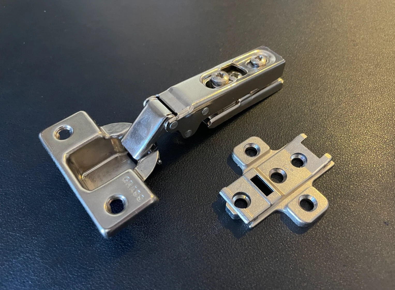 GRASS Cabinet Hinge 1006-30 Clip-On, Self-Closing • w/ 044 baseplate • 110° Ope