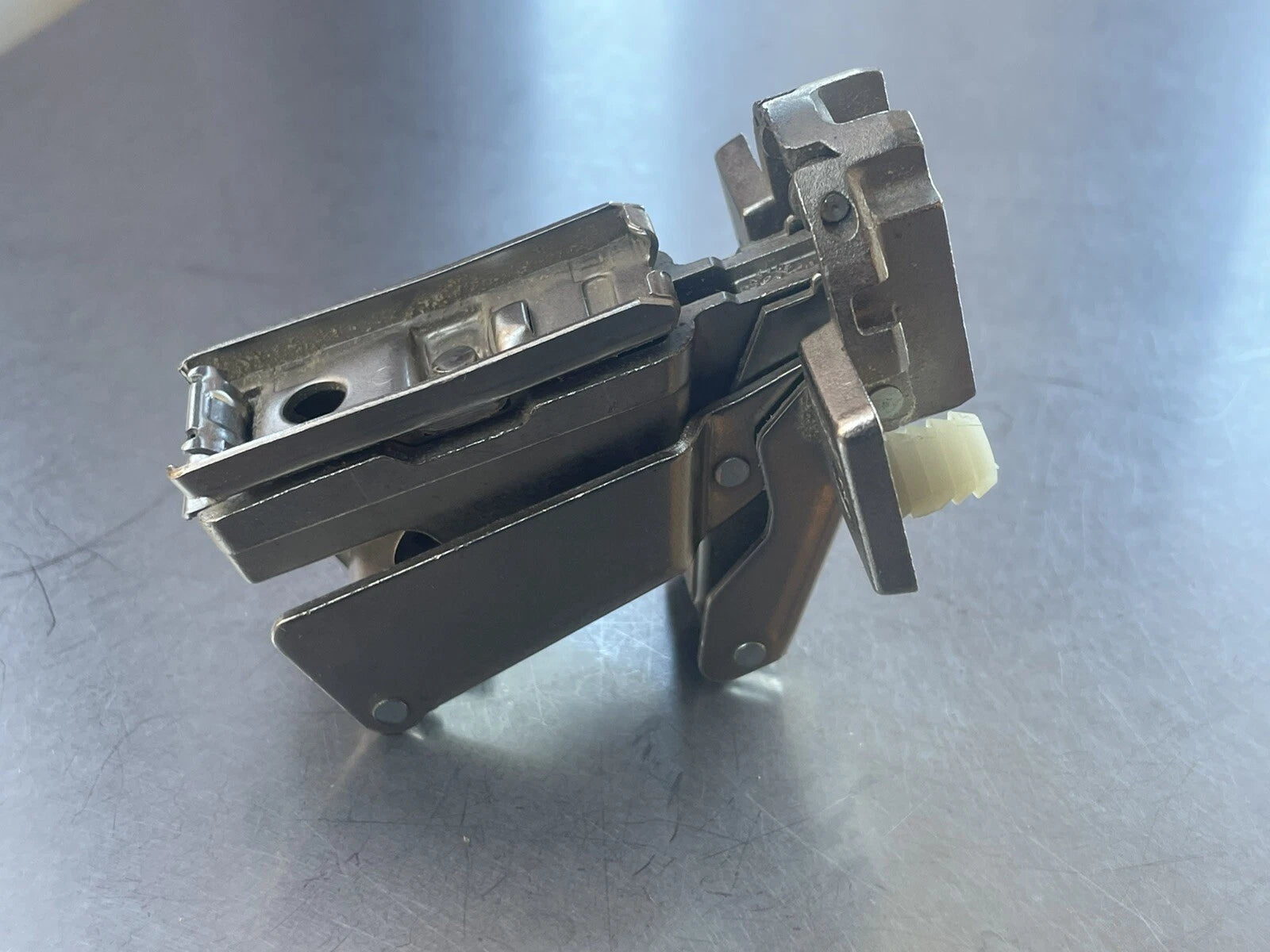 NEW! Grass Hinge 3903 (1203) 2625110 - Snap On - 170° - Free Swing, HALF Overlay