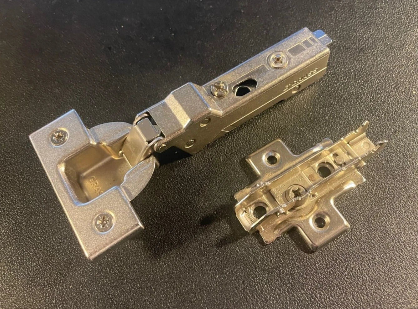 GRASS European Cabinet Hinge 6084 G • 110° • 6220 Mounting Plate • Self-Close