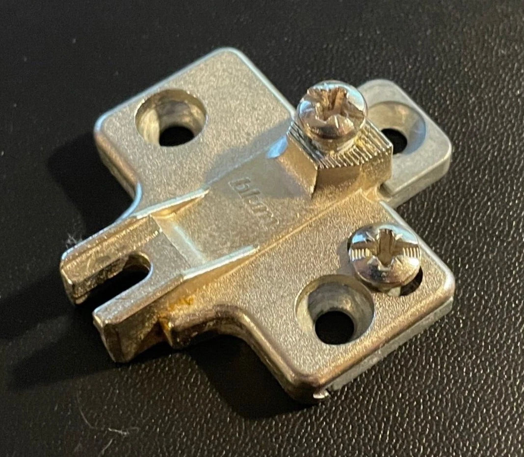 BLUM #710 MOUNTING PLATE, 195- H 710, screw-on, for 3/4" overlay 195H710-02 0mm