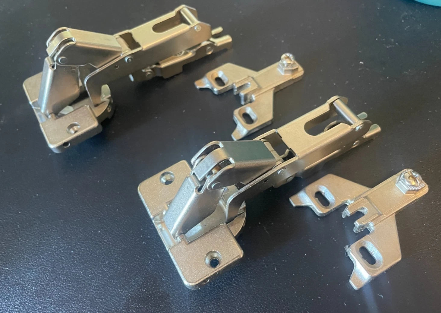 pair of BLUM HINGE Plates 198.660-01.22 with with Hinge 610.02 05 D