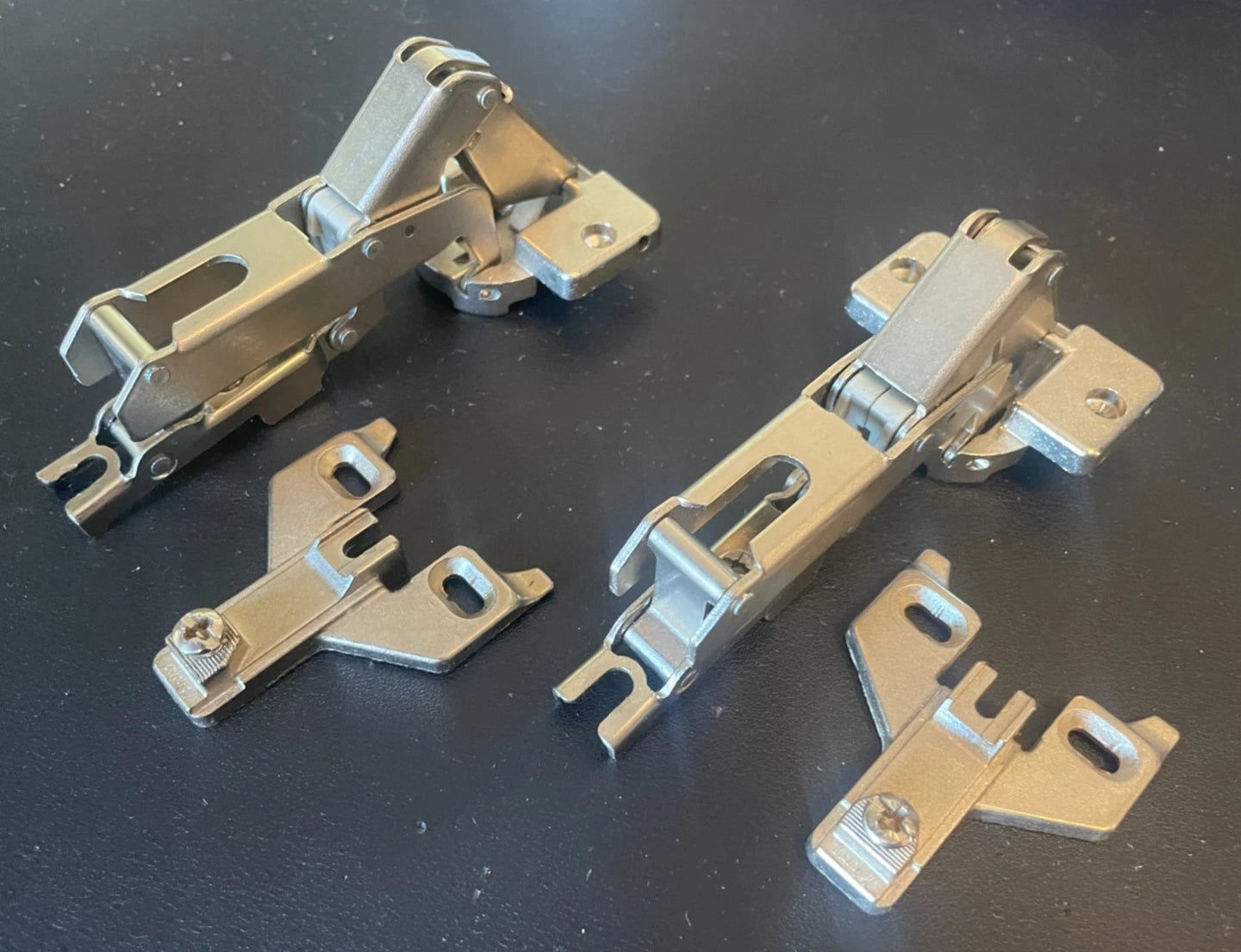 pair of BLUM HINGE Plates 198.660-01.22 with with Hinge 610.02 05 D